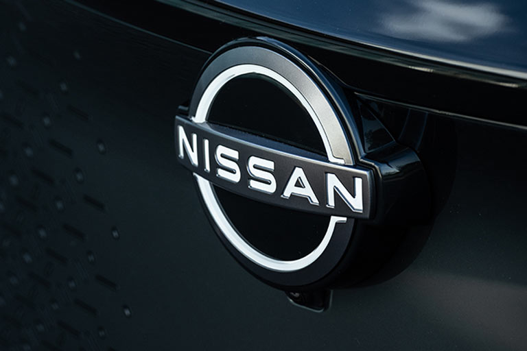 An den Autos sieht das schon deutlich herkömmlicher aus, weil der Kreis nun doch wieder geschlossen wirkt. Bild zeigt die beleuchtete Variante für Elektroautos