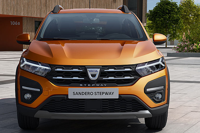 Der Sandero Stepway trägt wie bisher eine dicke Dachreling, modifizierte Schürzen und nun sogar eine stärker konturierte Motorhaube. Neu ist auch der Schriftzug im Grill