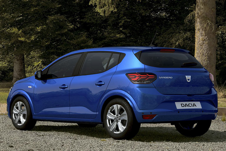 Endlich gibt es Bügeltürgriffe. Die Fensterlinie hat deutlich gewonnen, die Teil-LED-Rückleuchten tragen eine auffällige Signatur. Spiegelblinker und lackierte Parksensoren sind dem Sandero weiterhin egal, dafür gibt es eine kürzere und nun hinten platzierte Antenne