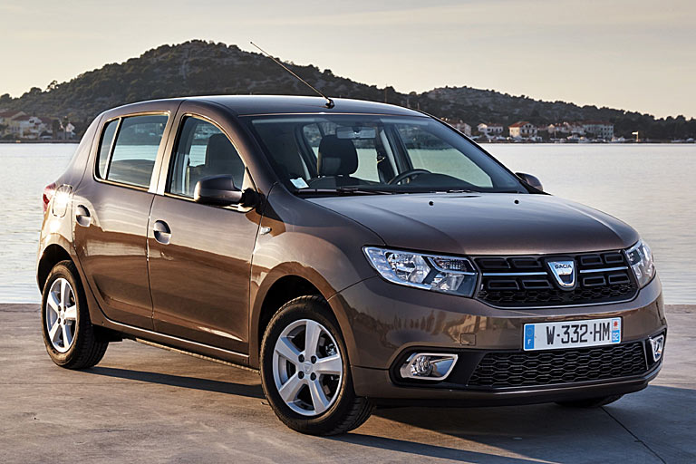 Letzter Blick zurück auf den auslaufenden Sandero, hier schlecht fotografiert: Insgesamt auch gelungen, im direkten Vergleich aber altbackener und primitiver als die Neuauflage