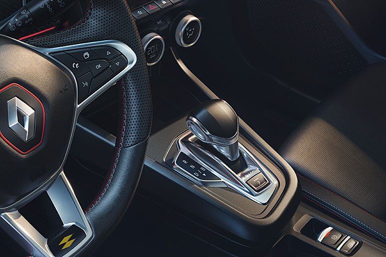 Es soll edel aussehen, aber auf den zweiten Blick wird der Anspruch schon beim Lenkstockhebel nicht erfüllt