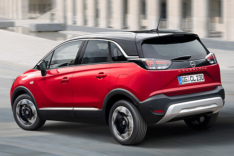 Schlechte Fotomontage, aber die derzeit einzig verfügbare Heckansicht. Facelift-Merkmale sind die dunkleren Rückleuchten, der optionale schwarze Streifen dazwischen und der nun durchgehende Falz über dem zentralen Modellnamen