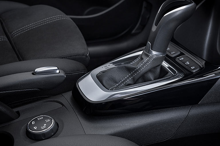 ... vom Fahrmodi-Schalter ab. Es bleibt auch bei der manuellen Handbremse mit dem durchgestylten Griff und der analogen Instrumentierung