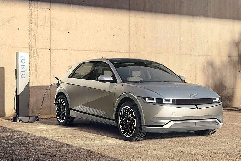 Gestatten, Hyundai Ioniq 5. Das erste Modell unter Hyundais neuer Elektro-Submarke erscheint im Sommer 2021. Markantes, leicht futuristisches Design ohne allzu viel Chi-Chi