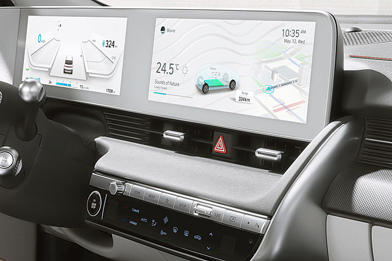 Zwei 12,25-Zoll-Monitore sind serienmäßig. Praxisnahe Gestaltung der Klimabedieneinheit. Sogar einen Lautstärkeregler zum Drehen hat der Ioniq 5