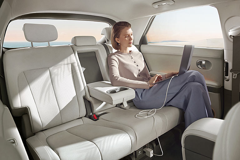 Blick in den Fond: Viel Platz, schönes Ambiente mit oberklassigen Luftduschen in der B-Säule. Cupholder und Türöffner hätte man indes schöner gestalten können