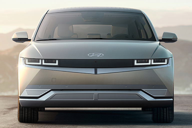 Nochmal der Ioniq 5 von vorne. Heck- oder Allradantrieb und zwei Akkugrößen sind wählbar, die Leistung beträgt je nach Variante 170, 217, 235 oder 305 PS