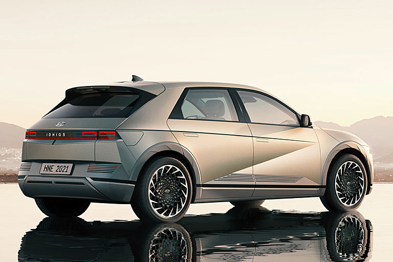 Trotz der Länge kommt der Ioniq 5 mit nur zwei Seitenfenstern aus. Bündig integrierte, ausfahrbare Türgriffe à la Tesla, Land Rover oder S-Klasse