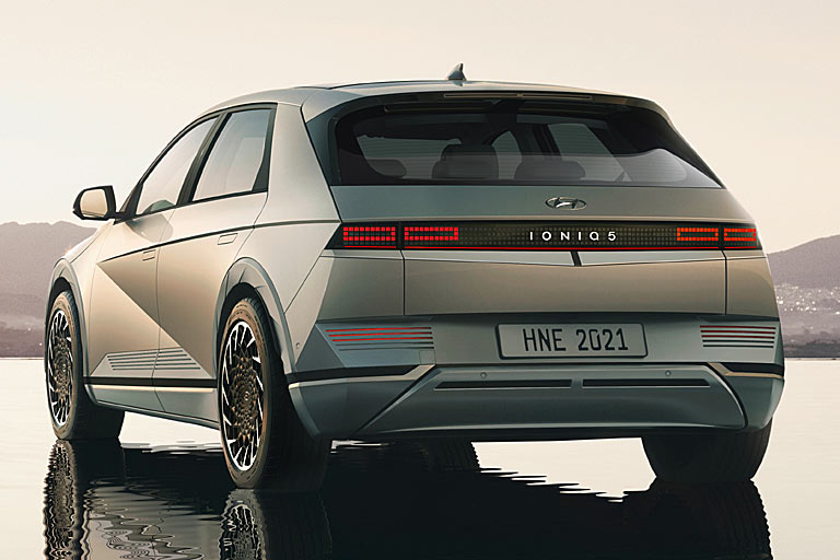 Den Heckwischer hat Hyundai wie beim neuen Tucson vermutlich unter dem großen Dachspoiler versteckt. Markantes Rückleuchten-Design trotz Verzicht auf homogene Lichtleiter