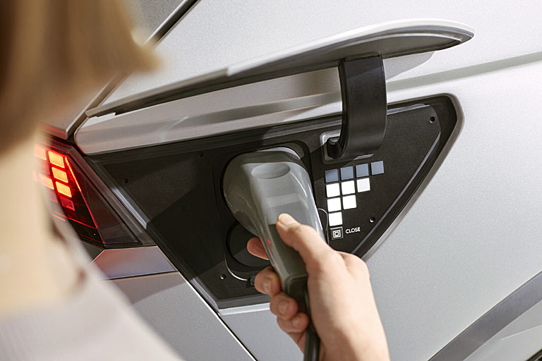 Der Ladeanschluss sitzt rechts ganz hinten. Man hätte ihn sich auch in der Front versteckt vorstellen können. Hier lassen sich auch externe Geräte anschließen &ndash; mit bis zu 3.600 Watt Leistung