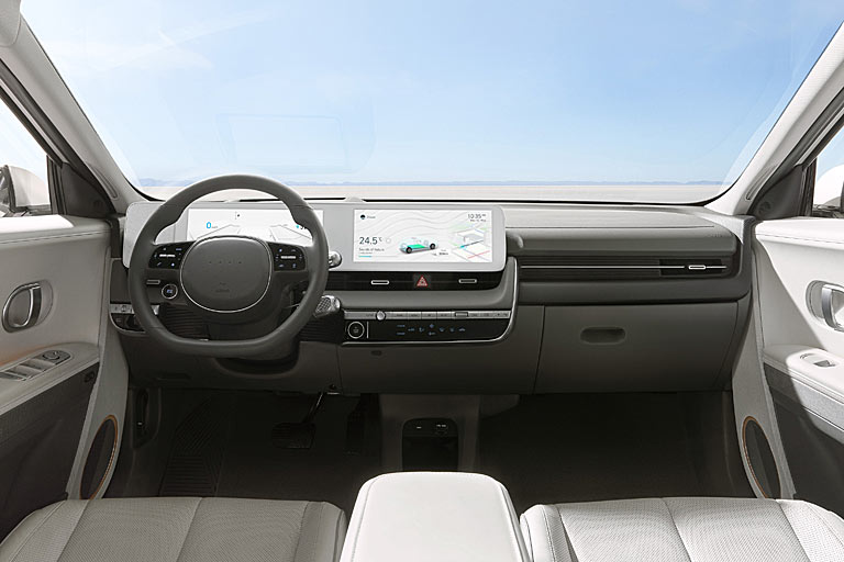 Blick ins Interieur: Platz in Hülle und Fülle. Das logofreie und zweispeichige Lenkrad mag nicht recht zum Designanspruch passen