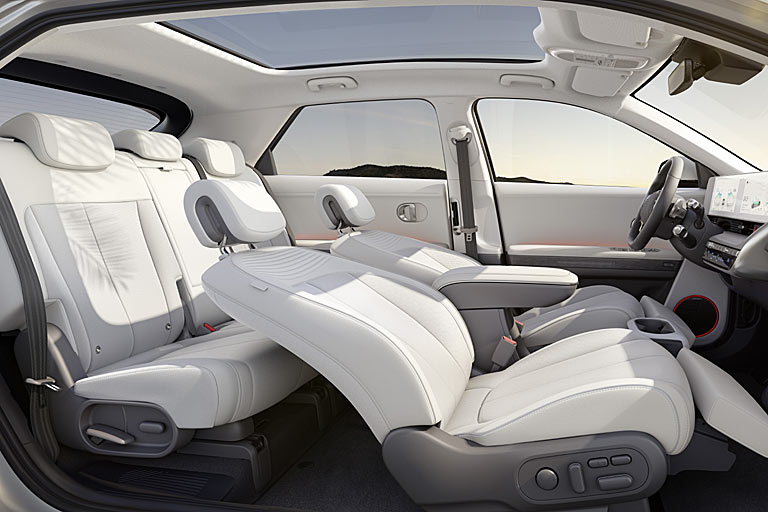 Die Vordersitze bieten eine Relax-Position mit Fußstützen. Edel wirkendes Interieur in allen Belangen. Ein Panorama-Glasdach ist erhältlich
