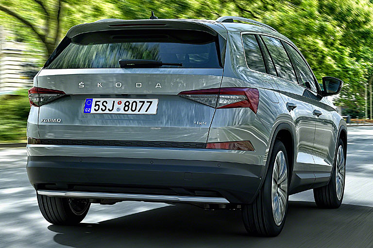 Diese kommt auch hinten zum Einsatz. Ungewöhnlich für ein Facelift: Bei allen Kodiaq steht die Heckscheibe jetzt etwas flacher