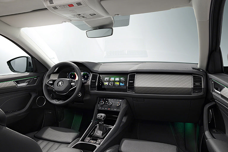 Kaum Neuerungen im Interieur: Das Ambiente bleibt symmetrisch-sachlich-elegant und verkneift sich auch die neue, suboptimale Klimabedieneinheit aus dem VW Tiguan