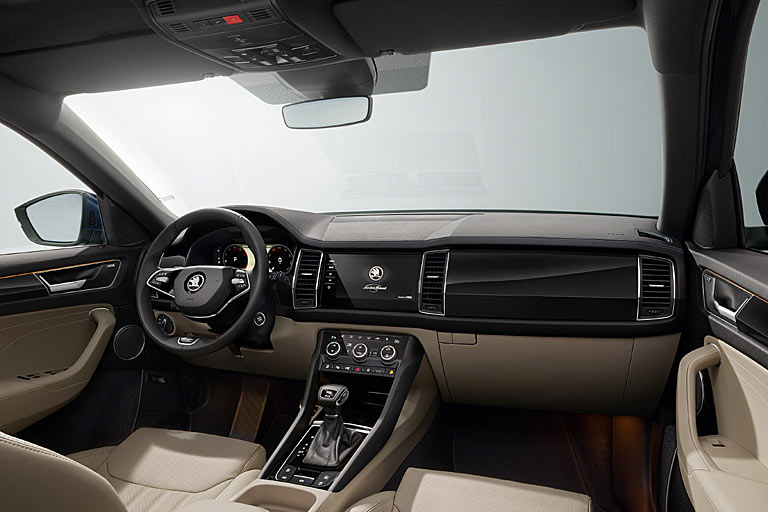 So sieht es in hell aus. Der Zentralmonitor misst maximal 9,2 Zoll und ist damit nicht mehr ganz zeitgemäß. Funktionen und auch die Assistenzsysteme sind aber auf dem neuesten Stand