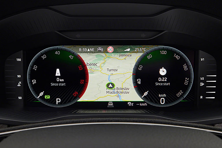 Das digitale Kombiinstrument kostet in den unteren Versionen weiterhin extra. Es bleibt bei der etwas einfach wirkenden 10,25-Zoll-Variante und leider auch bei den markentypisch auf der Kreislinie stehenden Zahlen