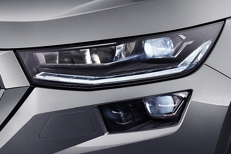 Voll-LED-Scheinwerfer sind jetzt Standard, optional gibt es diese Matrix-Ausführung im Doppelstock-Design. Sonst sitzen unten die Halogen-Nebelleuchten