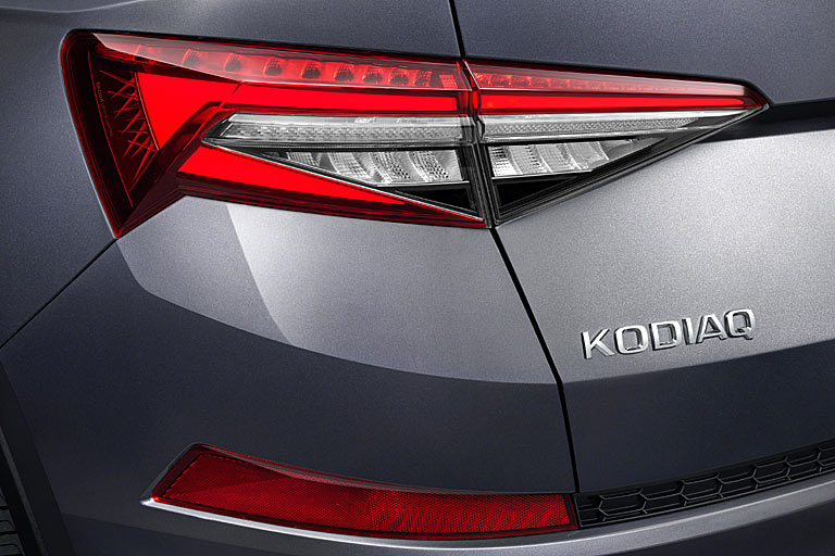 Das Bremslicht scheint wie bisher nicht cool umgesetzt, dafür gibt es jetzt einen doppelten Blinker mit Animation