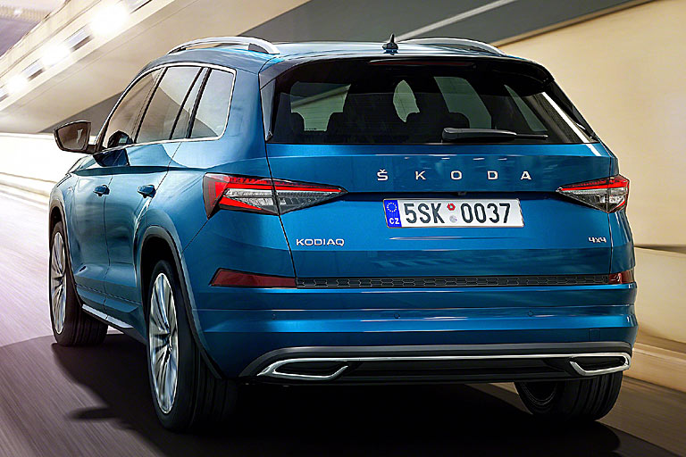 Am Heck gibt es ein neues Innenleben für die Rückleuchten, eine ebenfalls modifizierte Schürze und einen schwarz-glänzend ausgeführten Dachkantenspoiler, der modellübergreifend in &raquo;Finlets&laquo; übergeht