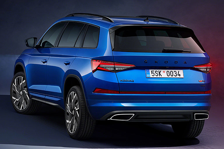 Am Heck gibt es wie bisher ein durchgehendes Reflektorband, das aber weiter unschön aus zwei Einzelstücken zusammengesetzt ist