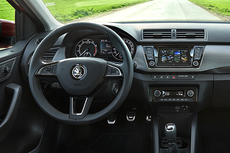 Zum Vergleich ein Blick in den Fabia III: Schlecht nicht, aber doch altbackener