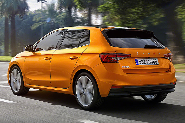 Auffallend sind die moderater ansteigende Fensterlinie, die flacher stehender Heckscheibe und die nun geteilten Rückleuchten