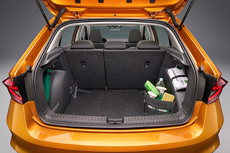 Im Innenraum und nicht zuletzt im Kofferraum gibt es mehr Platz. 380 Liter können jetzt verstaut werden. Verstellbarer Ladeboden und diverse Clever-Zutaten wie die ausziehbare Box sind erhältlich