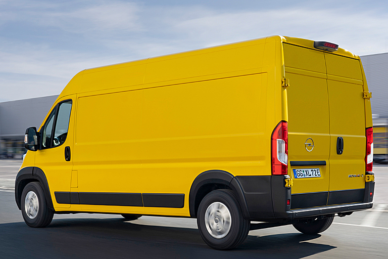 ... bis hin zu den Rückleuchten. Der Transporter ist auch als vollelektrische Variante mit maximal 224 Kilometern Reichweite erhältlich