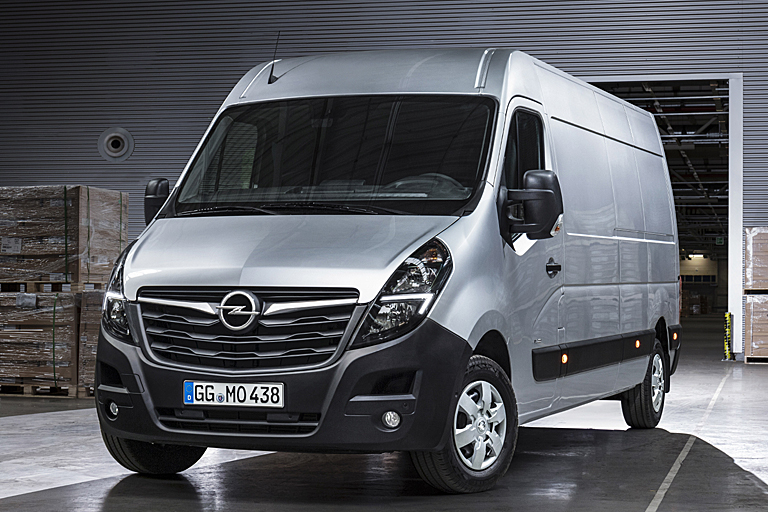 Zum Vergleich: Der bisherige Movano auf Basis des Renault Master. Er durfte ein Opel-typisches Tagfahrlicht tragen