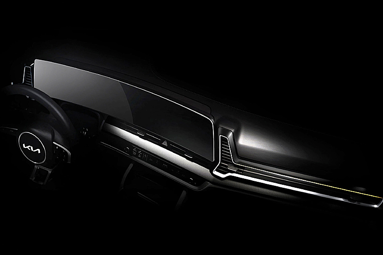 Wichtigstes Interieur-Merkmal ist der große, gekrümmte Bildschirm