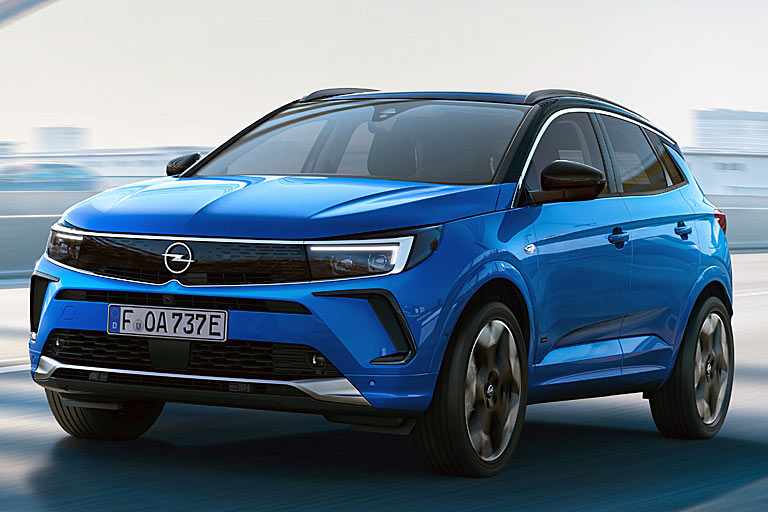 Künftig trägt auch der Opel Grandland (dann ohne &raquo;X&laquo;-Namenszusatz) den sogenannten Vizor-Grill. Auch die Frontschürze zeigt ein neues Layout