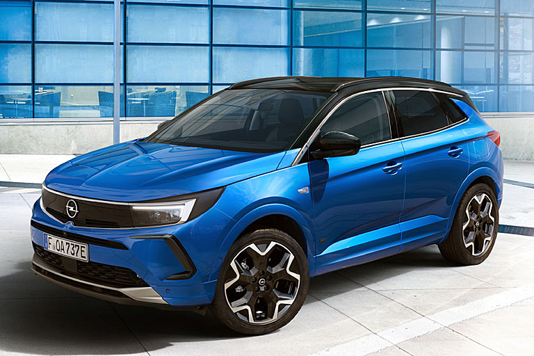 Ansonsten tut sich wenig, sogar die Umstellung auf Spiegelblinker hat sich Opel gespart. Die dem Grandland gut stehende Bicolor-Lackierung bleibt im Angebot