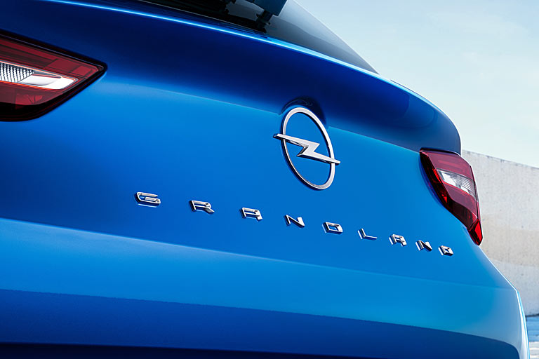 Vermutlich einzige Neuerung am Heck ist der nun zentral angebrachte Modellschriftzug; weitere Bilder gibt es noch nicht