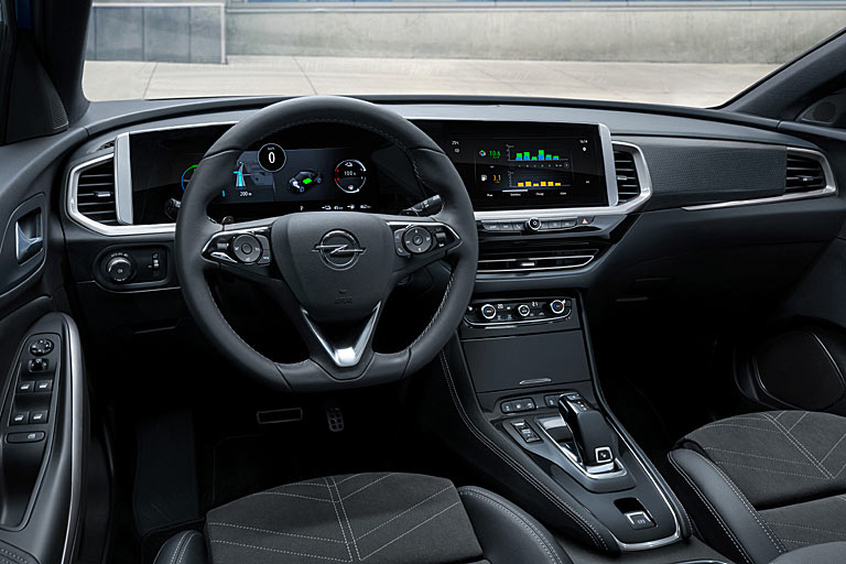Deutlich modernisiert zeigt sich das Interieur mit dem sog. Pure Panel, bestehend aus zwei Bildschirmen (max. 12,3 und 10,0 Zoll). Gut, dass Opel Tasten und Drehregler nicht völlig abgeschafft hat; schlecht, dass es insoweit nicht noch etwas mehr Detailliebe gab