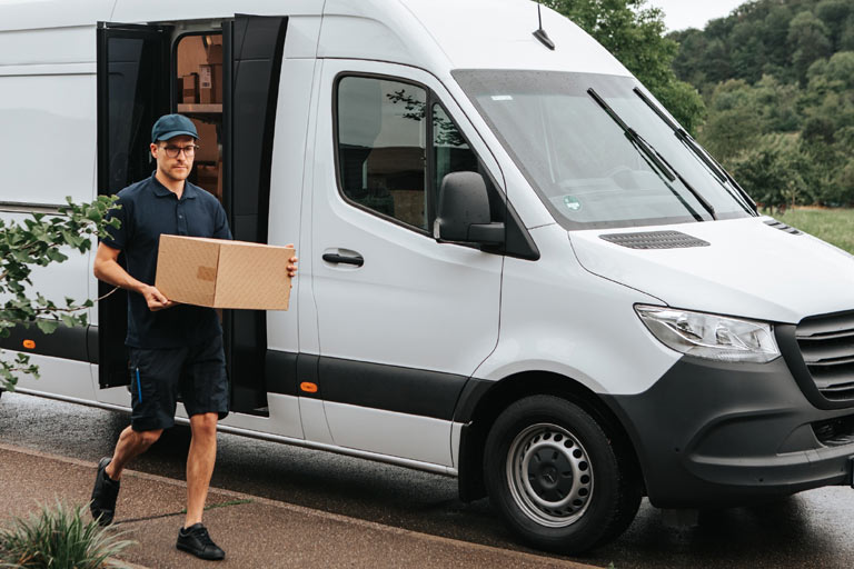 Pfiffig und praktisch speziell für Paketboten ist die optionale, automatisch öffnende und schließende &raquo;Speed Delivery Door&laquo; anstelle der Schiebetür. Auch von den Pkw übernommen ist die peinlicherweise fehlende Automatikschaltung für die Scheibenwischer