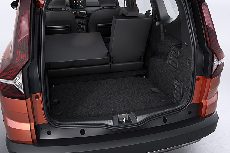 Der Kofferraum des reinen Fünfsitzers nimmt es mit über 700 Litern Gepäck auf, umgeklappt wird im Verhältnis 1/3 : 2/3