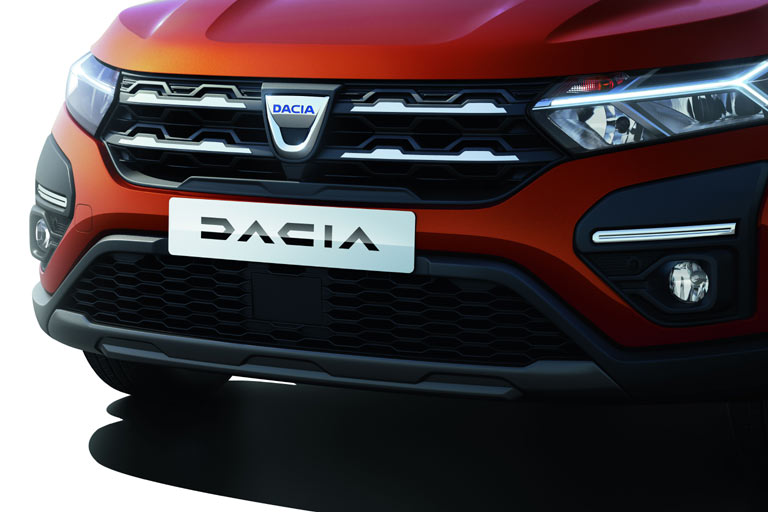 Komischerweise trägt der Jogger jedenfalls auf den aktuellen Fotos noch das alte Flaschenöffner-Logo und nicht das für Mitte 2022 angekündigte moderne Signet. Man darf gespannt sein, ob sich das bis zur Premiere noch ändert