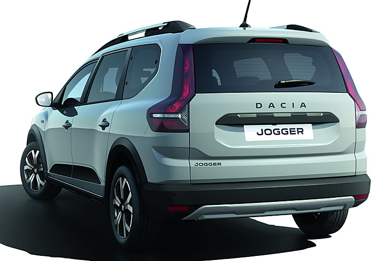 Am Heck trägt der Jogger eine breite und weit herunter reichende, ergo praktische Klappe