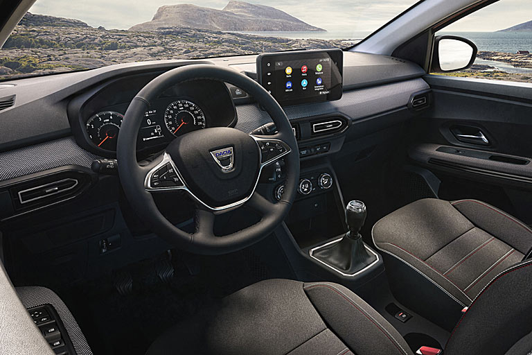 Der Innenraum, hier mit dem optionalen 8-Zoll-Navi, entspricht dem des Sandero. Digitalinstrumente gibt es nicht, wohl aber (optional) eine elektrische Handbremse