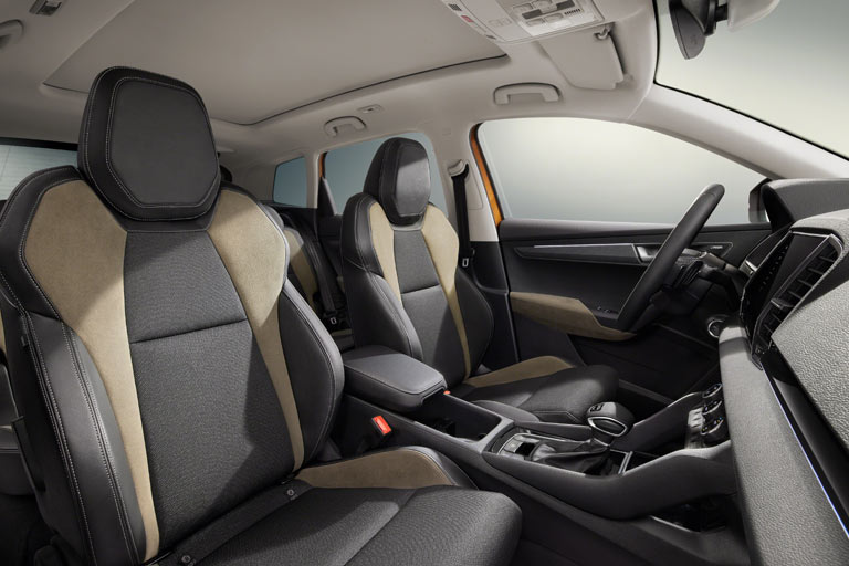 Im Innenraum beschränken sich die Neuerungen auf eine animal-free-Variante und diverse neue Dekorleisten. Neu im Angebot sind eine Dreizonen-Klimaautomatik und &raquo;