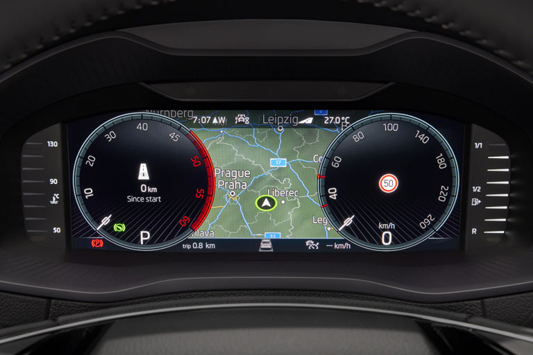 Das digitale Kombiinstrument in der kleinen 10,25-Zoll-Version bleibt aufpreispflichtig. Serienmäßig bleibt zunächst das analoge System, später folgt eine mickrige 8-Zoll-Digitalausführung