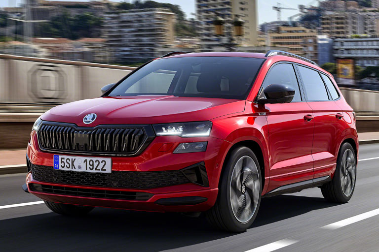 Topmodell ist der Karoq Sportline mit nochmals etwas schönerer Frontschürze und schwarzer Ausführung von Grilleinfassung, Fensterrahmen, Außenspiegelgehäusen und &raquo;