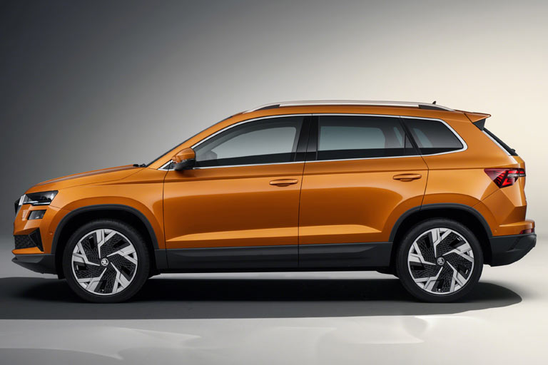 Die Seitenlinie bleibt Facelift-typisch unverändert, sieht man einmal von zwei neuen Farben (Bild zeigt das vom Fabia bekannte &raquo;Phoenix-Orange&laquo;) und &raquo;