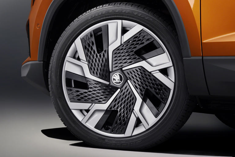 ... neuen Rädern ab. Neun statt fünf stehen nun zur Auswahl, sechs davon tragen luftwiderstandsoptimierte Einsätze aus Plastik: Modern und theoretisch nachhaltig, im Übrigen Geschmackssache