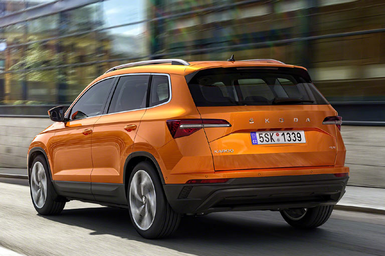 Auch am Heck sorgt das Facelift für erfreuliche Momente: Die Schürze zeigt sich prägnanter und zumindest etwas mehr lackiert, die Leuchten sind endlich in Voll-LED-Technik ausgeführt und im &raquo;