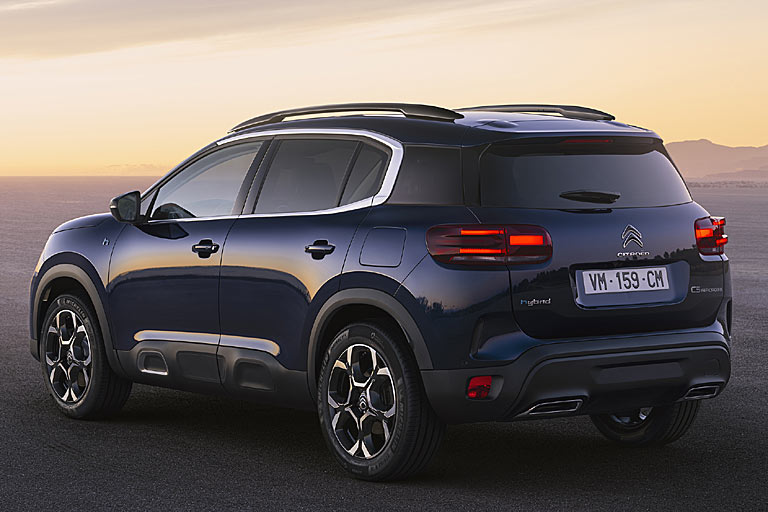 Am Heck beschränken sich die Änderungen auf eine neue Gehäuseoberfläche und ein neues Innenleben der Heckleuchten