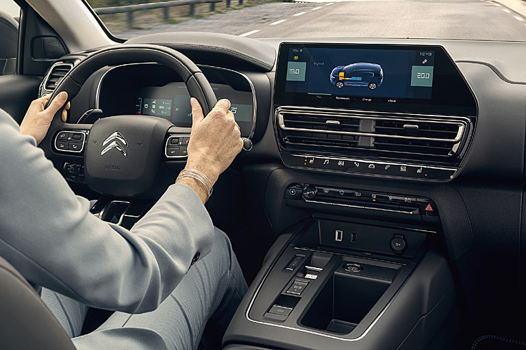 Im Innenraum ist der zentrale Bildschirm nun zehn Zoll groß und höher und auffälliger positioniert, was die Umstellung auf horizontale Luftduschen bedingt