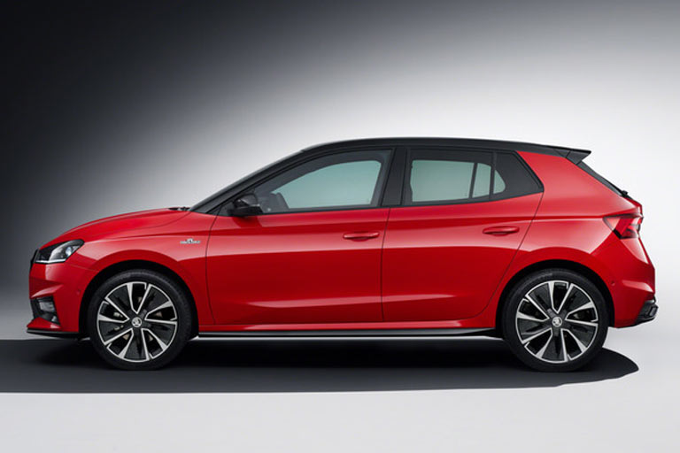 Der von Haus aus optisch gelungene Kleinwagen wird hier dank schwarz eingerahmtem Grill und schwarzen Details noch ein bisschen schöner. Große Räder und schwarzes Dach kosten aber ebenso extra wie das Sportfahrwerk