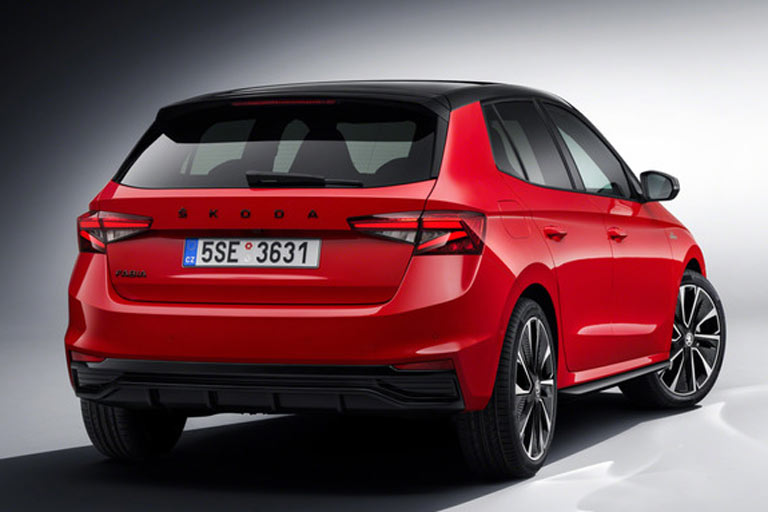 Am Heck zeigt sich eine modifizierte Schürze, auffälliger ist aber der schwarze Schriftzug