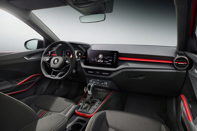 Auch innen gefällt der Fabia mit seinem unaufgeregten, symmetrischen Design. Rote Akzente sollen das gewisse Extra vermitteln